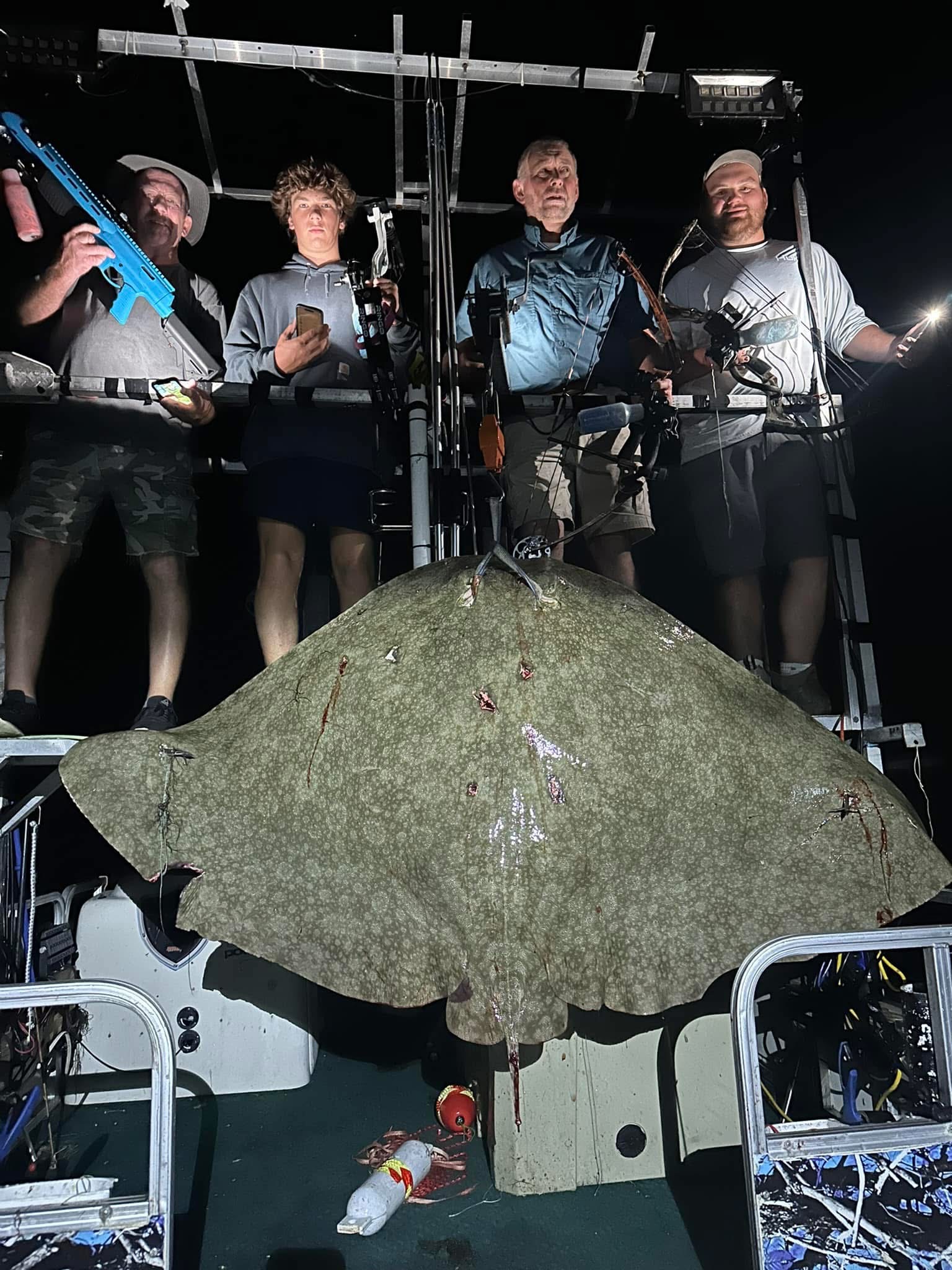 Corey Brossman's Crew and a huge manta ray harvested with the Umarex FishR